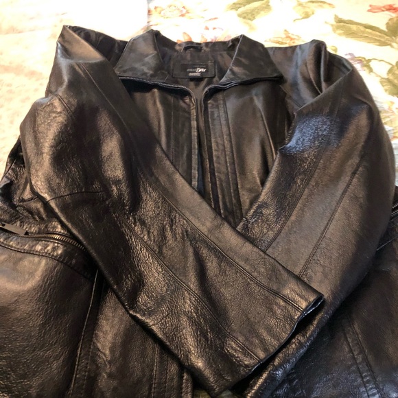 90’s Vintage Black Leather Jacket - Picture 4 of 6